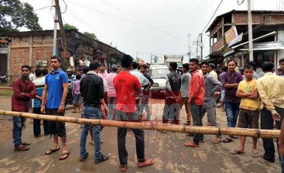 Locals blocked road during heavy rain  : demanded for quick renovation of road 